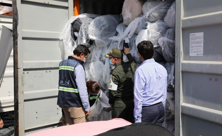  Caen en el Puerto de Cartagena 12 contenedores con textiles de contrabando