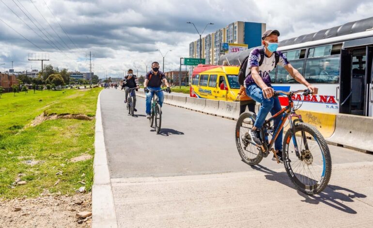  Alcaldía de Bogotá avanza con el traslado de los separadores de la ciclorruta de la Calle 13