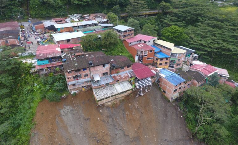  Con helicóptero Gobernación de Cundinamarca ayuda a familias de Guayabetal